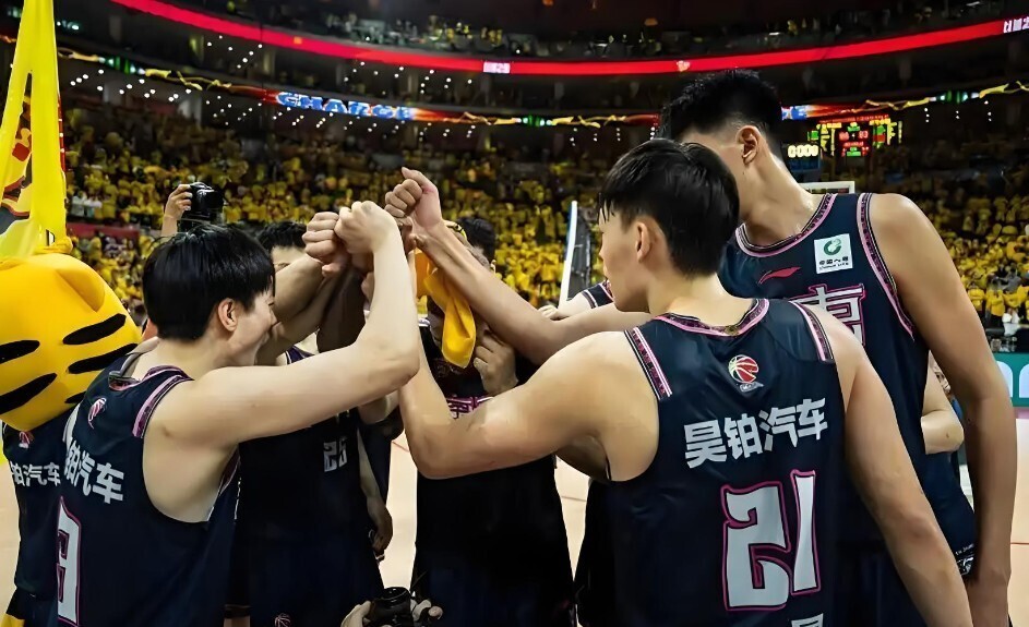 亚冠赛前走向成谜；广东宏远遗憾出局；赛场秩序良好；阵容厚度经受考验